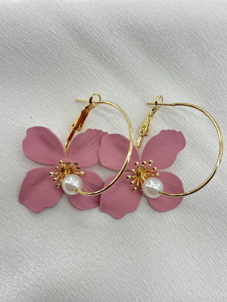 Gold Pembe Çiçek Model Küpe