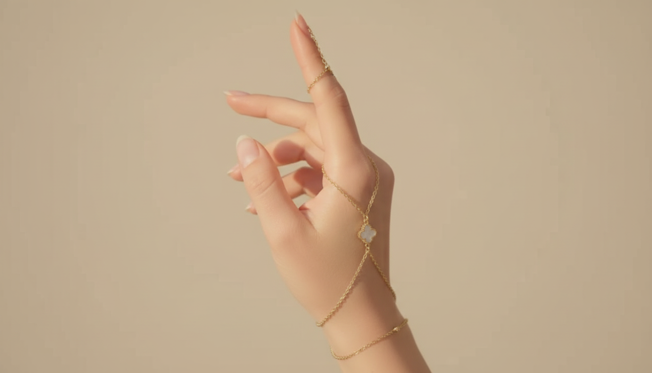 Lavoggue Lumière Clover Hand Chain