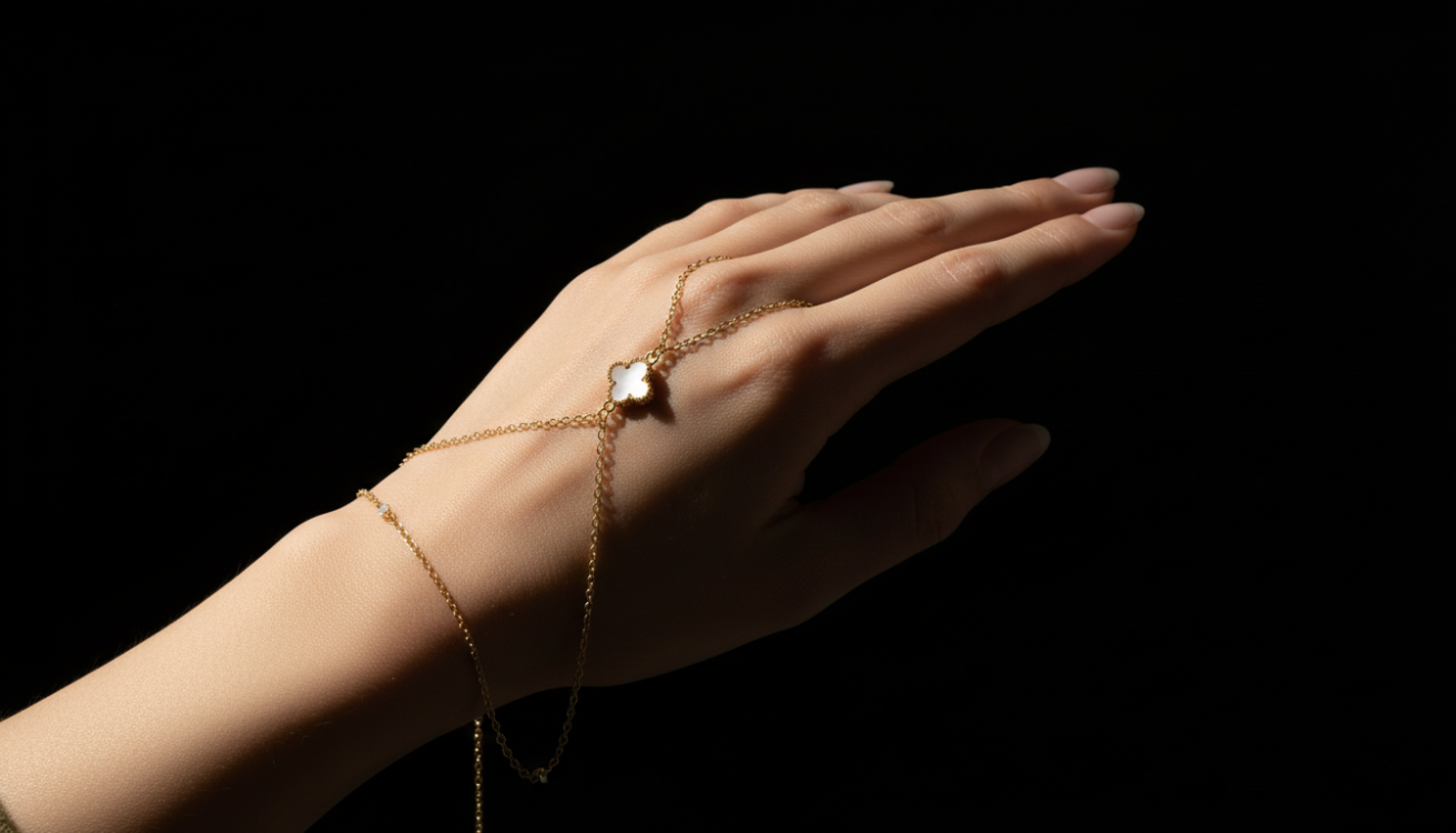 Lavoggue Lumière Clover Hand Chain
