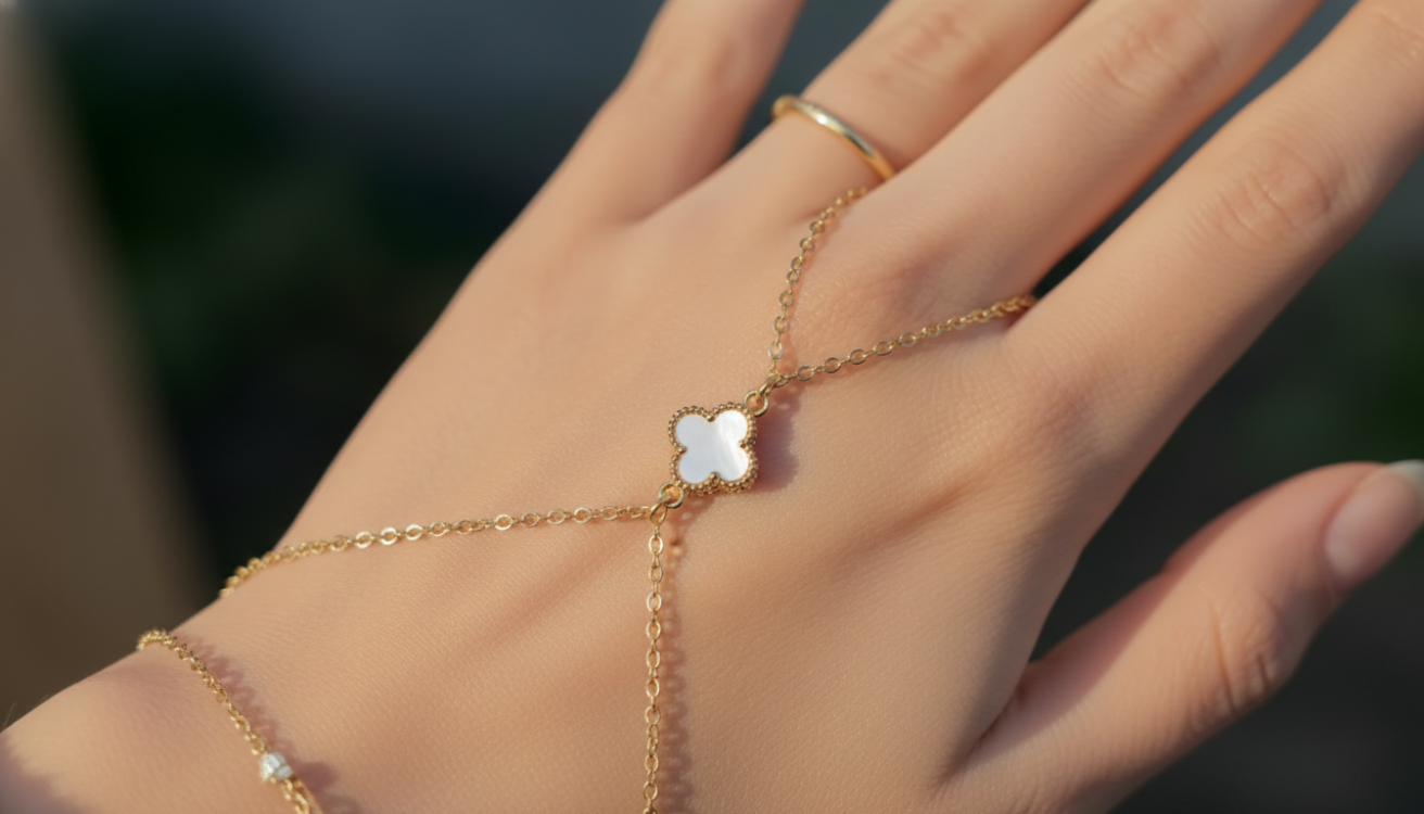 Lavoggue Lumière Clover Hand Chain