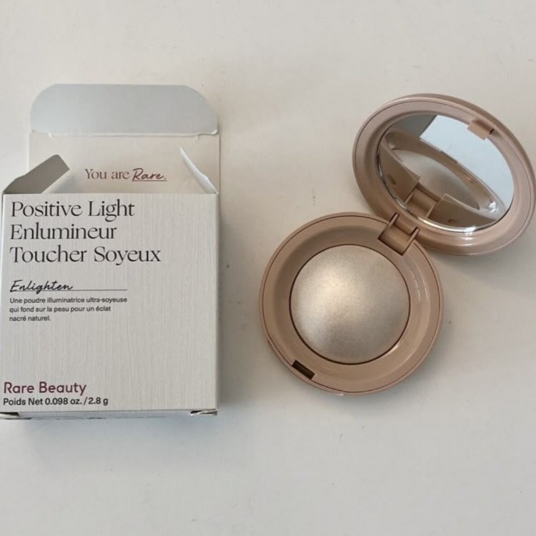 Rare Beauty Toz Highlighter