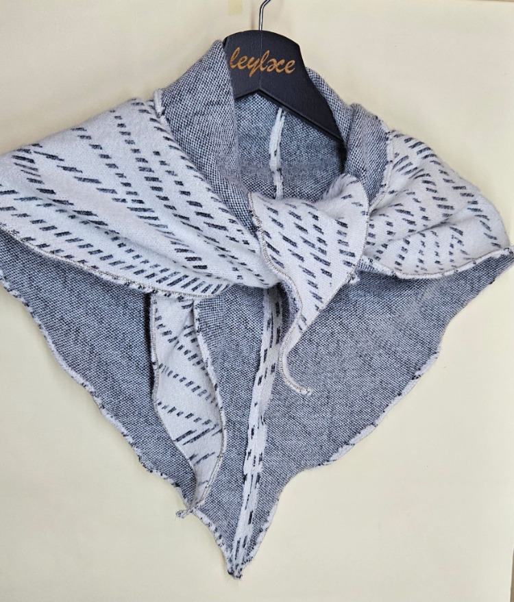   Kadın için Beyaz Üçgen Atkı,Fular, Angora Triko Kumaş, Zincir Detaylı, Hediye - 1 