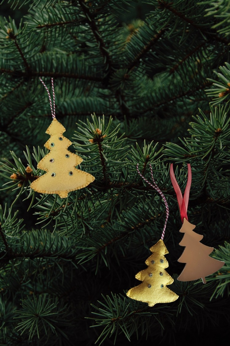 3 adet Yılbaşı Noel Yeni Yıl Süsü, Renkli Keçe, İşlemeli Çam Ağacı ve Altın Pleksi 