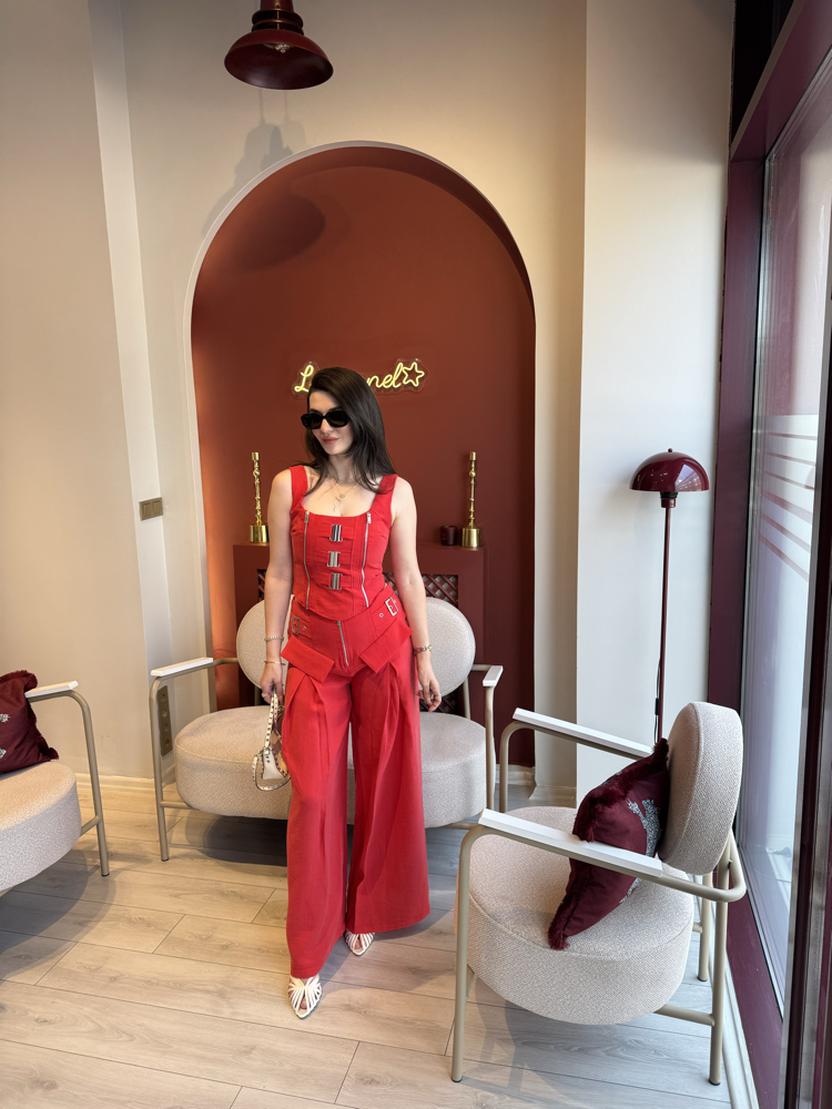 Kırmızı tokalı büstiyer boş pantolon takım
