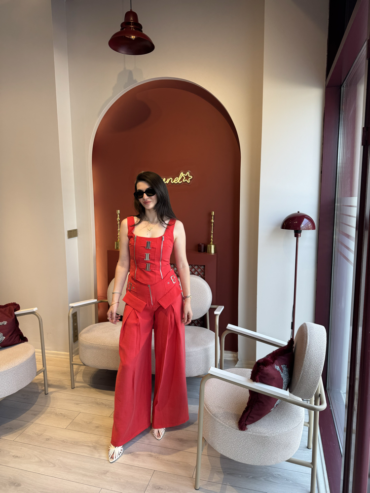 Kırmızı tokalı büstiyer boş pantolon takım