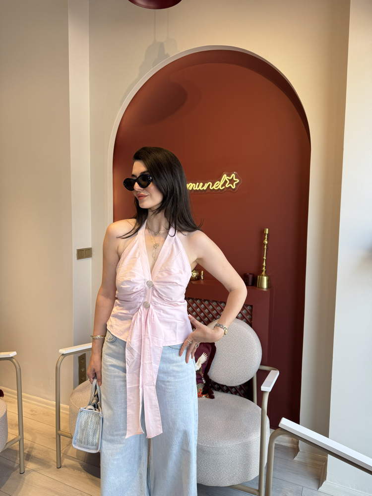 Pembe düğmeli sırtı açık gömlek