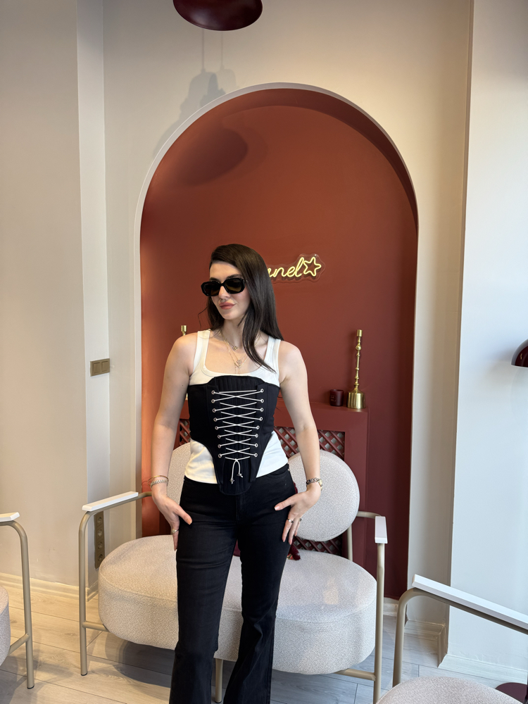 Beyaz atletli siyah korse