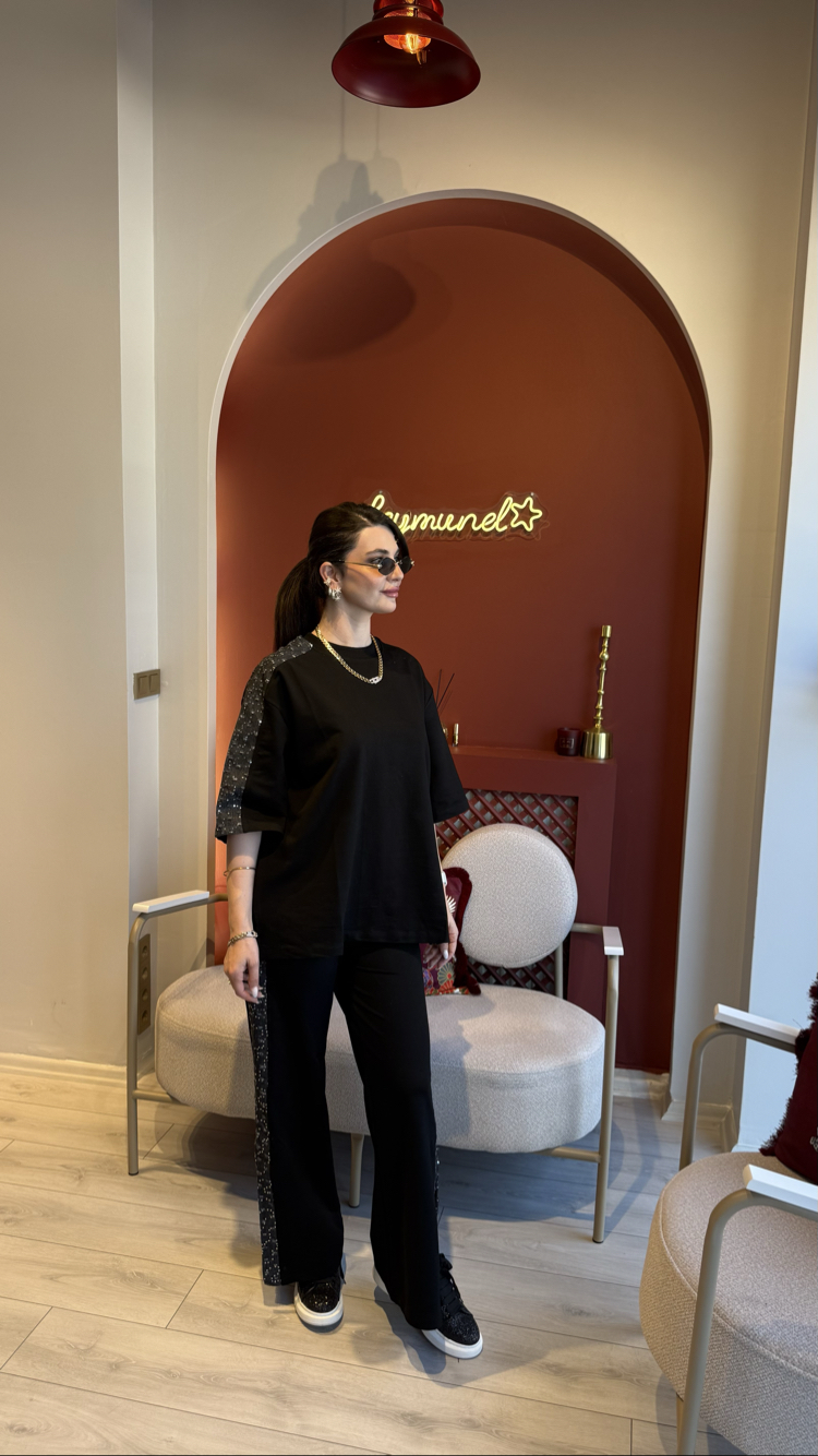 Siyah kenarları pullu yırtmaçlı eşofman takımı 