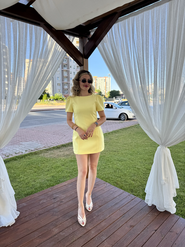 Sarı omzu vatkalı şortlu kısa elbise