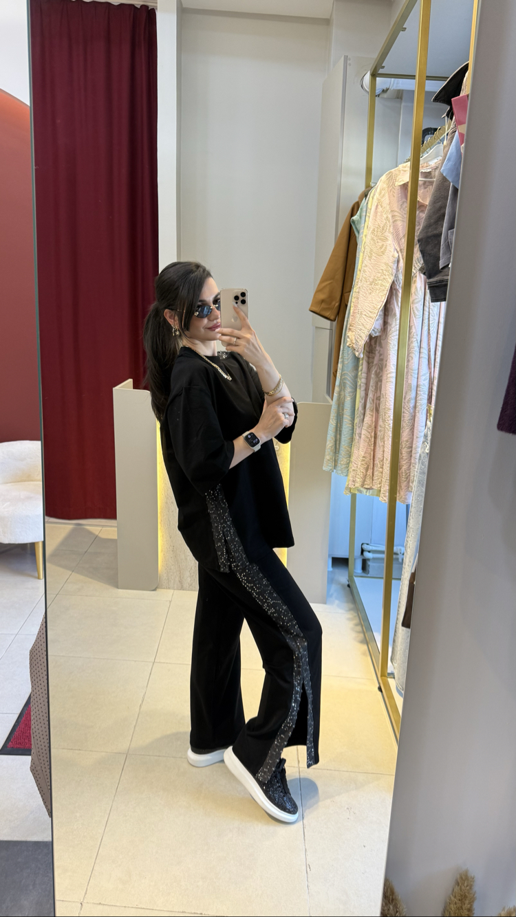 Siyah kenarları pullu yırtmaçlı eşofman takımı 