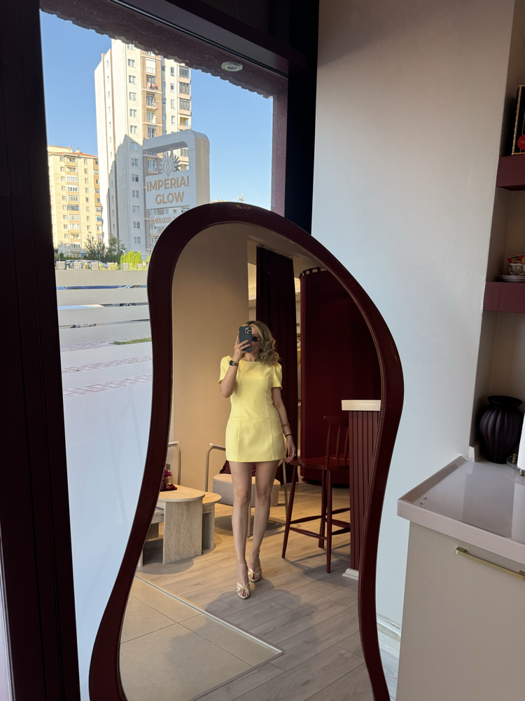 Sarı omzu vatkalı şortlu kısa elbise