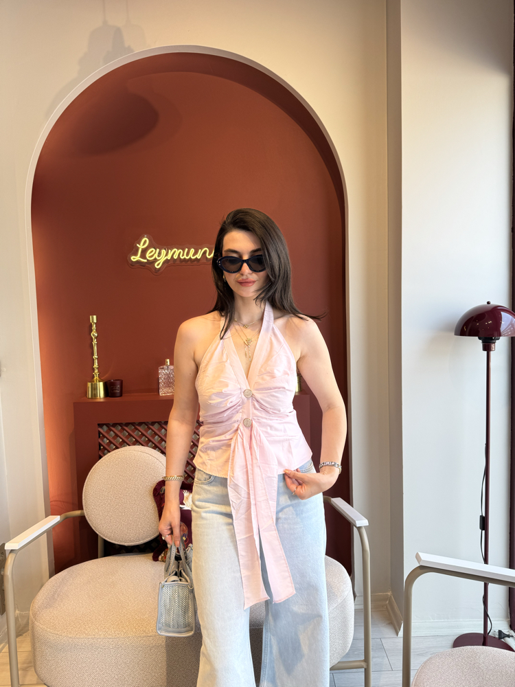 Pembe düğmeli sırtı açık gömlek
