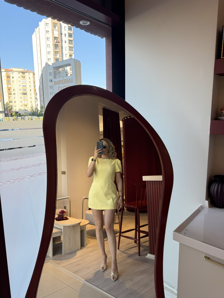 Sarı omzu vatkalı şortlu kısa elbise