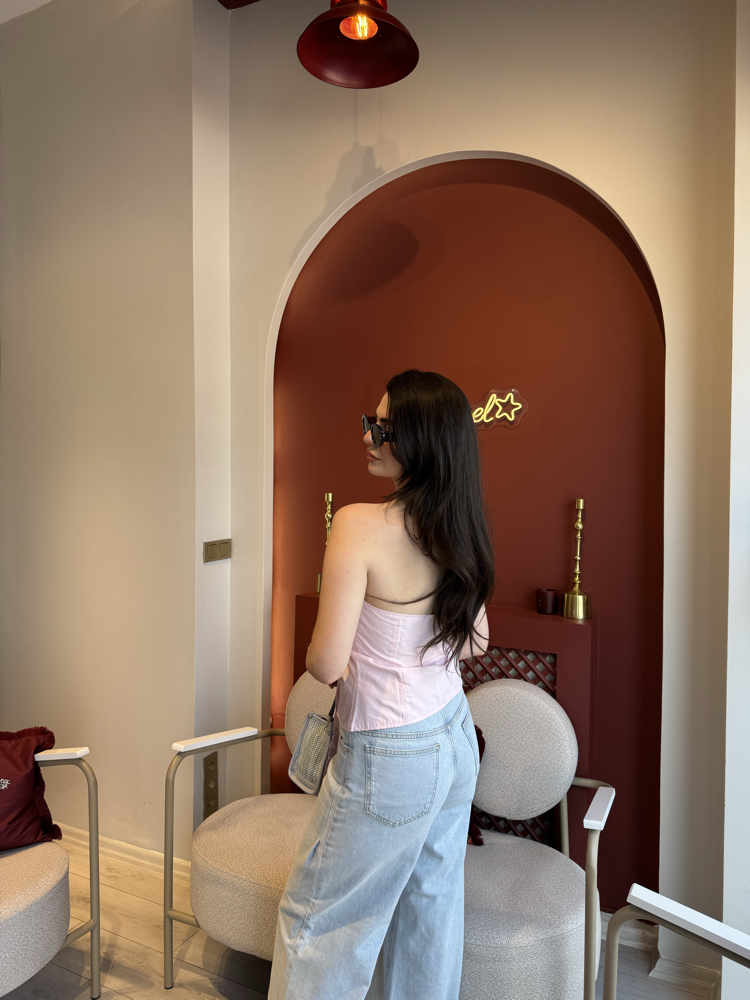 Pembe düğmeli sırtı açık gömlek
