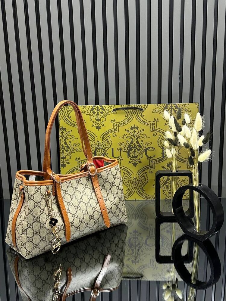 GUCCİ GG.
EMBLEM SMALL TOTE BAG