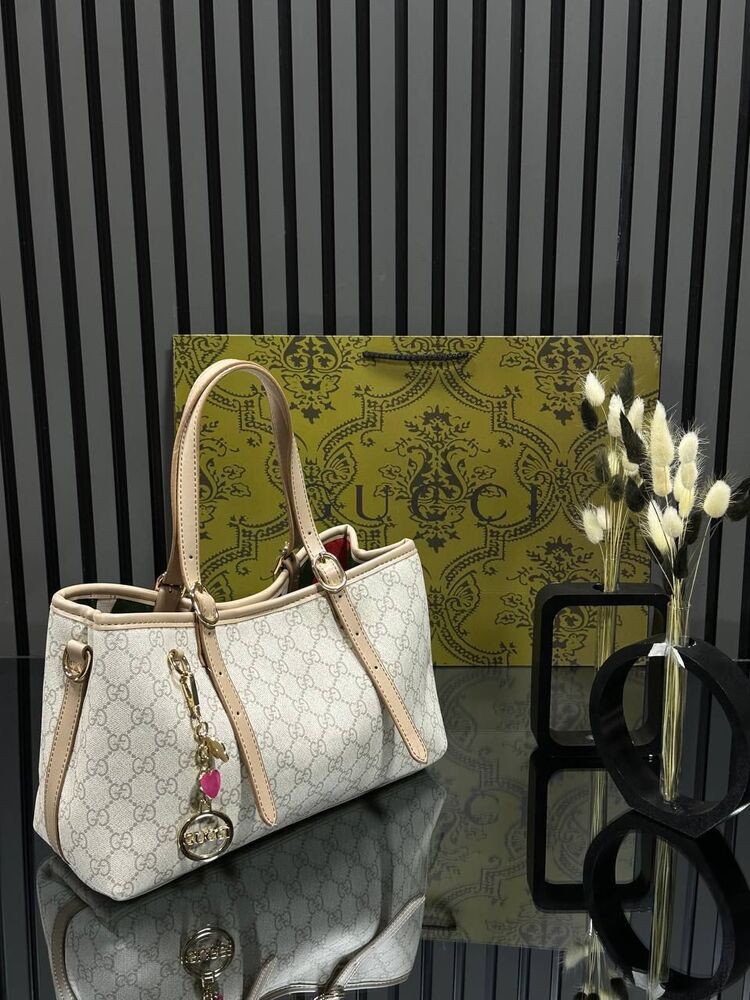 GUCCİ GG.
EMBLEM SMALL TOTE BAG
