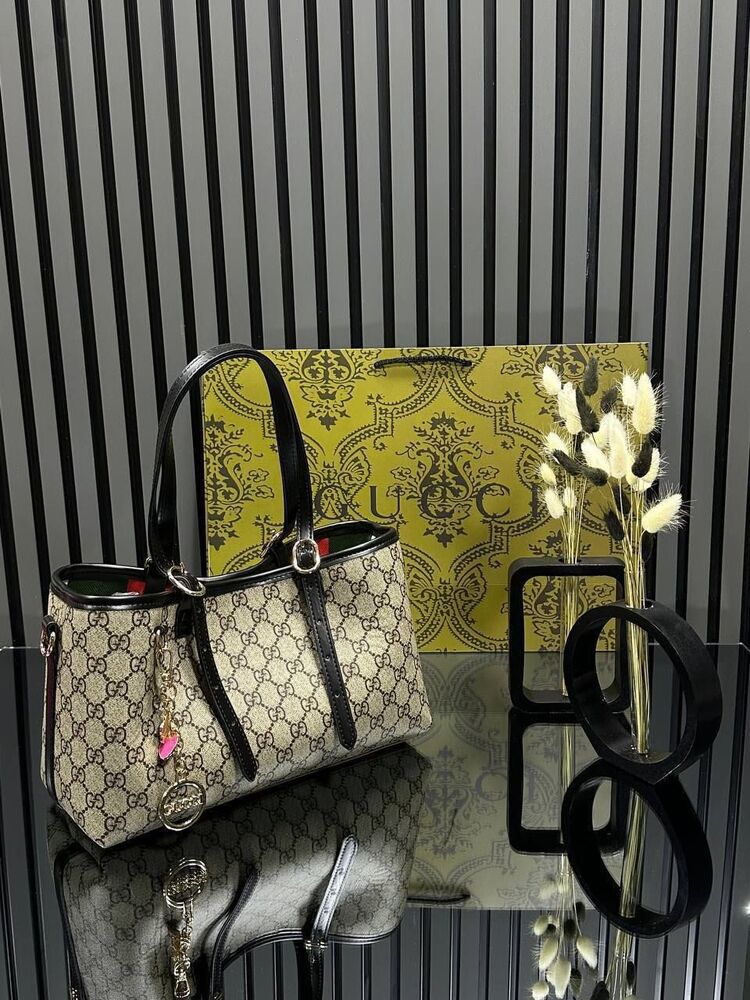 GUCCİ GG.
EMBLEM SMALL TOTE BAG