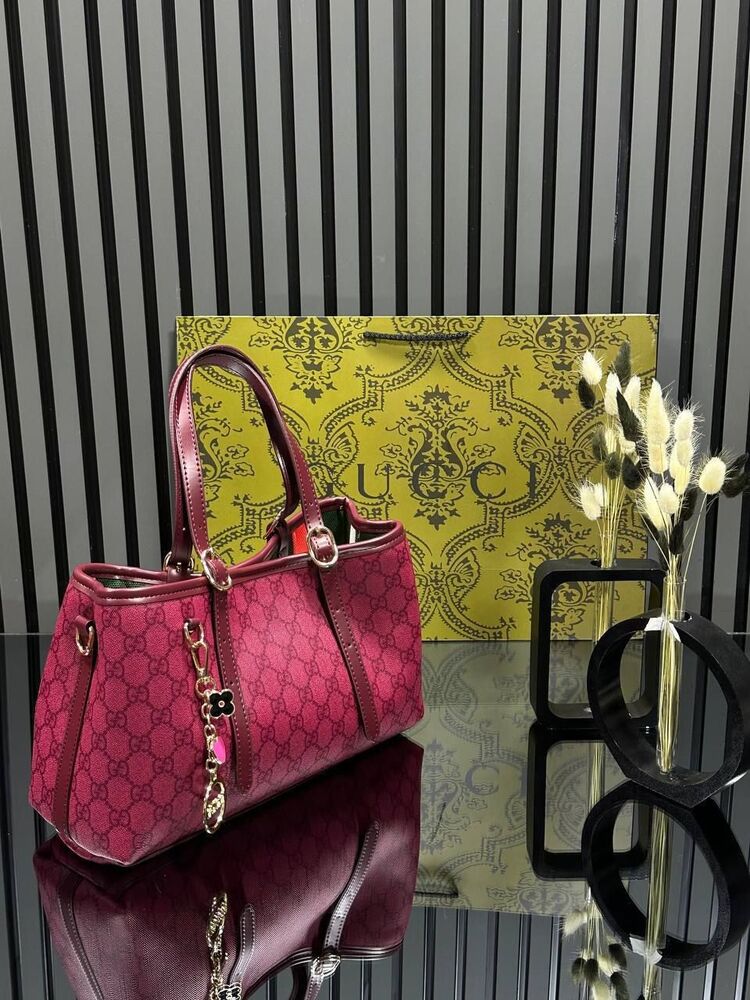 GUCCİ GG.
EMBLEM SMALL TOTE BAG