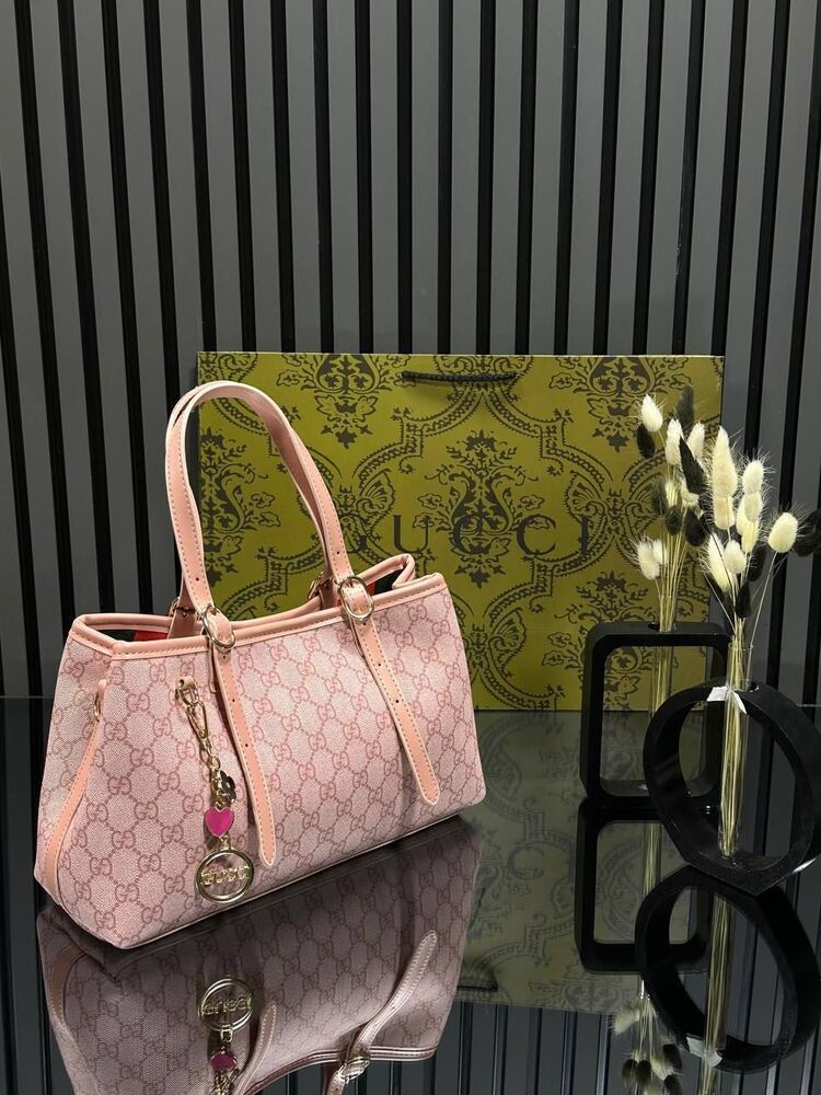 GUCCİ GG.
EMBLEM SMALL TOTE BAG