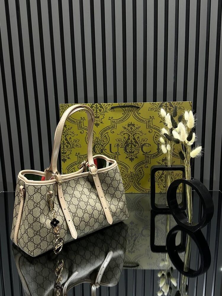 GUCCİ GG.
EMBLEM SMALL TOTE BAG