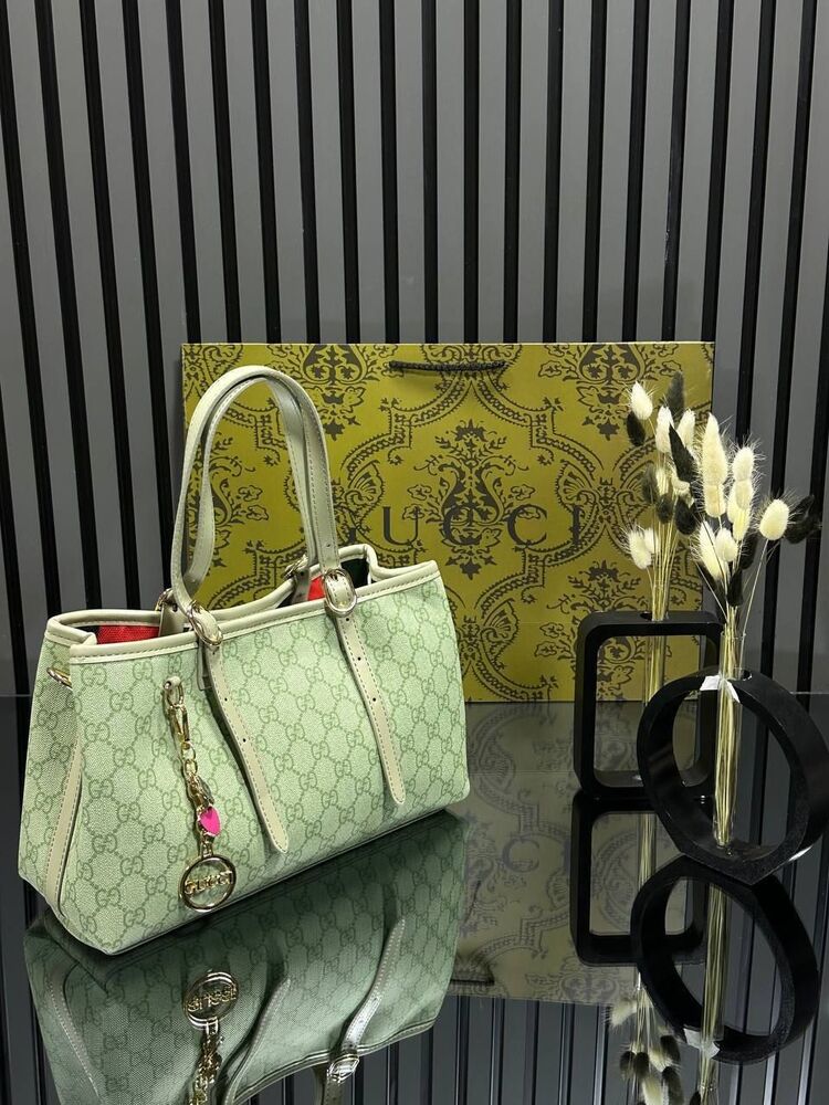 GUCCİ GG.
EMBLEM SMALL TOTE BAG