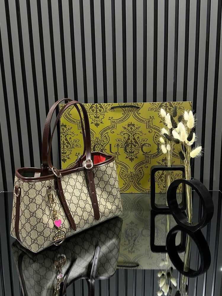 GUCCİ GG.
EMBLEM SMALL TOTE BAG