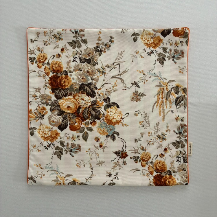 Sarı Güller  – Turuncu Çizgili ve Floral Desenli Çift Taraflı Kırlent Kılıfı 50x50