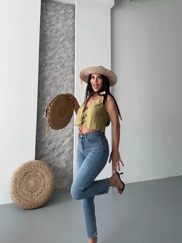 Mom fit kar yıkama bıyık detaylı jeans pantolon d2006