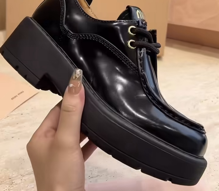 Miumiu parlak deri Ayakkau