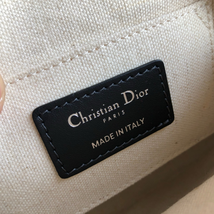 Yuvarlak monogramlı Dior mini çanta