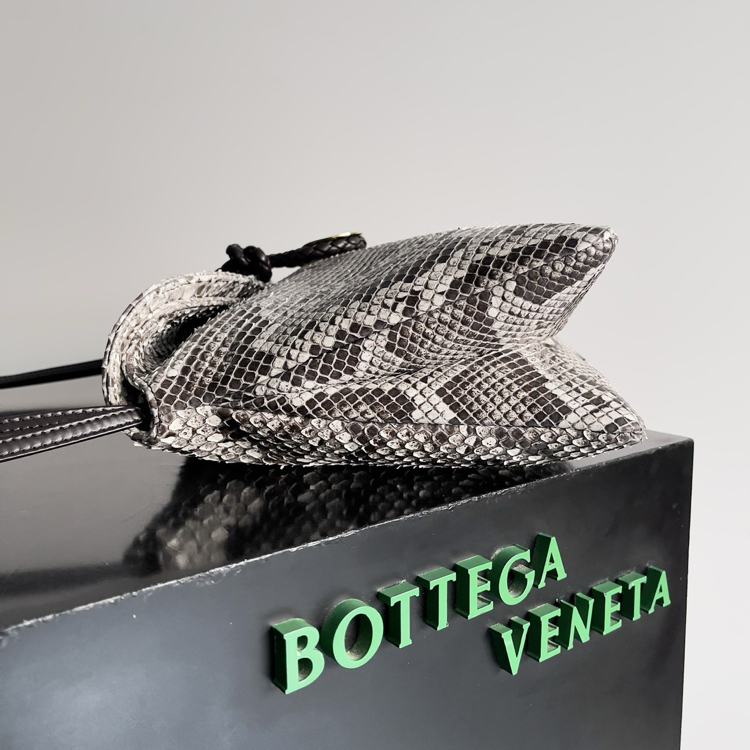 BOTTEGA VENETA Liberta Kadın Çapraz Çanta – Lüks Versiyon