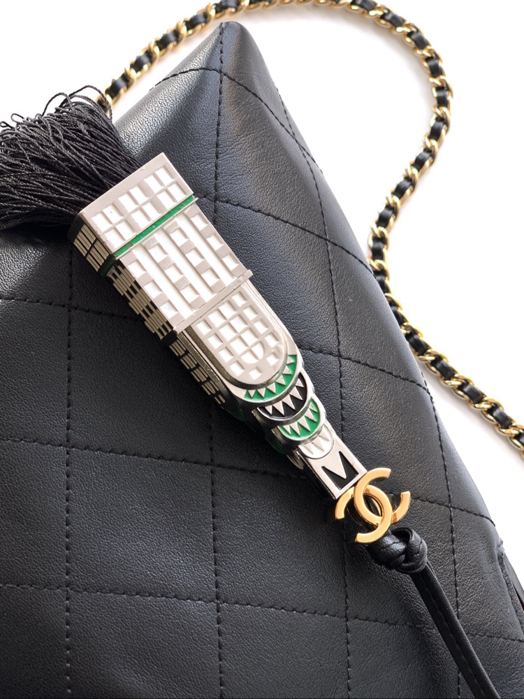 Chanel Mimari Detaylı V-Hobo Çanta