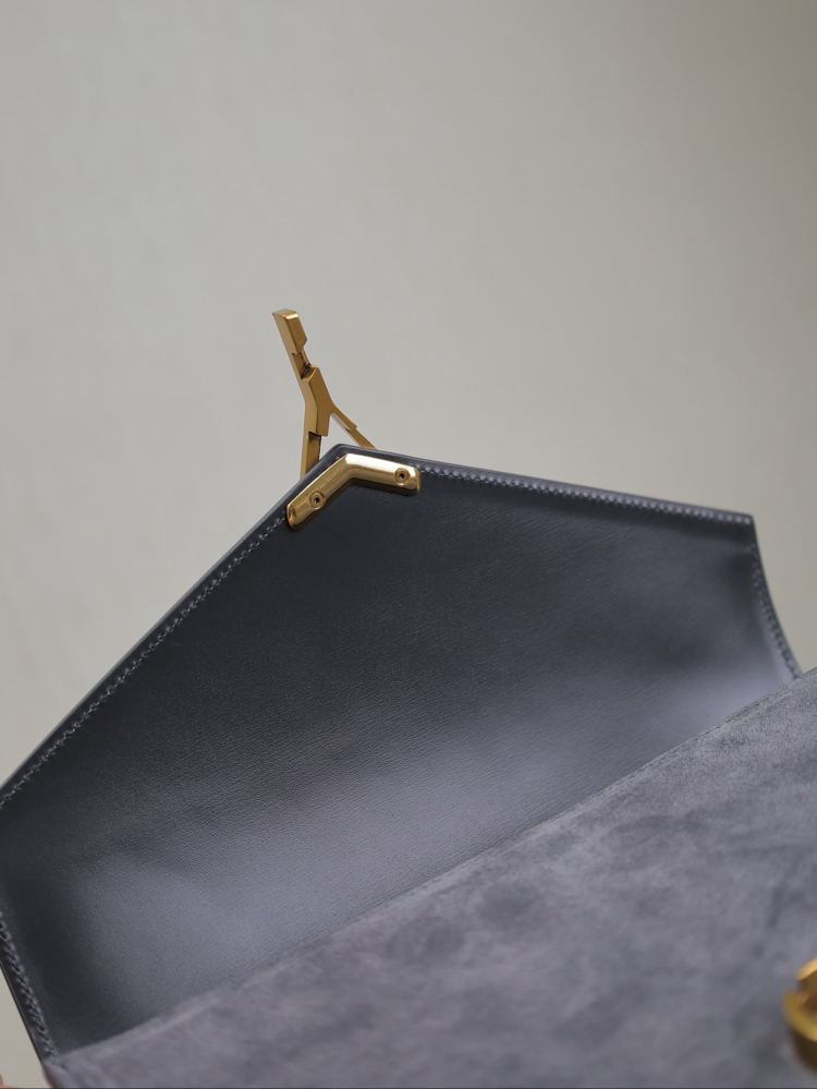 YSL CASSANDRA MEDIUM TOP HANDLE BAG IN GRAIN DE POUDRE EMBOSSED LEATHER Çanta