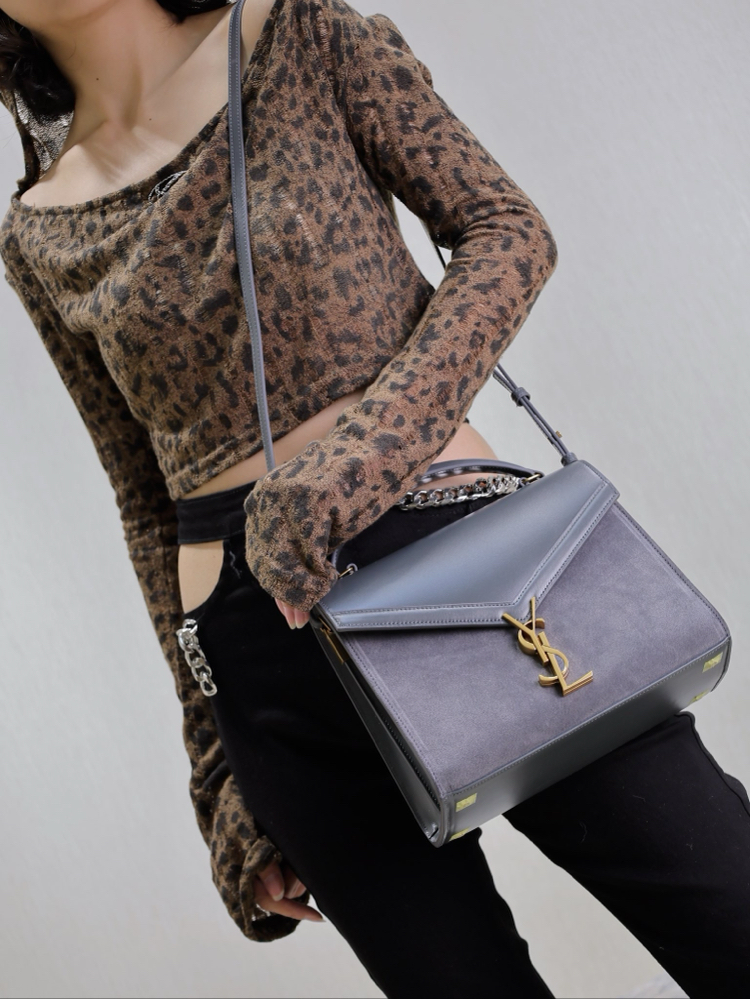 YSL CASSANDRA MEDIUM TOP HANDLE BAG IN GRAIN DE POUDRE EMBOSSED LEATHER Çanta