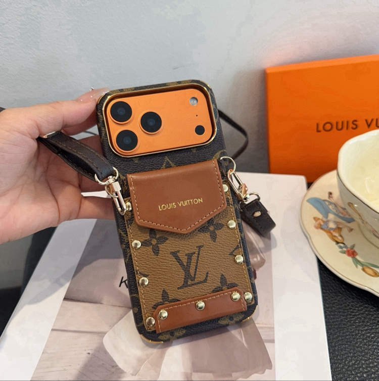 Louis Vuitton kart cepli çapraz askılı bir iPhone telefon kılıfı