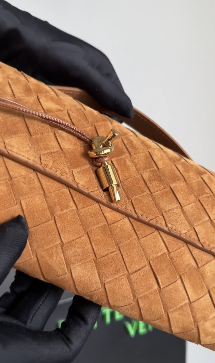 Bottega Veneta'nın Süet Intrecciato Knot Çanta