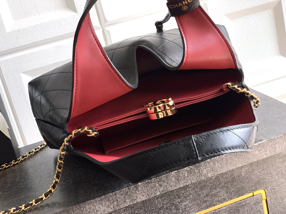Chanel Mimari Detaylı V-Hobo Çanta