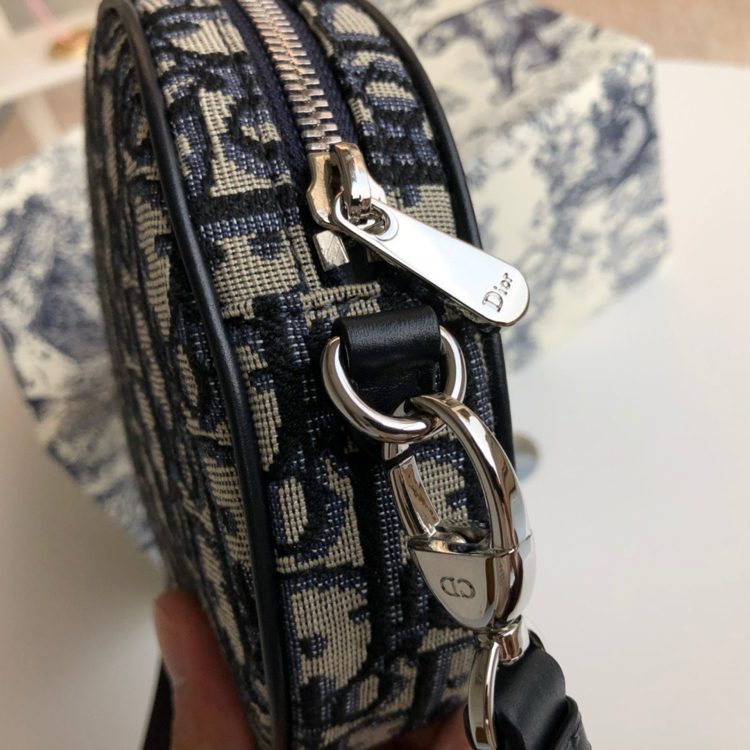 Yuvarlak monogramlı Dior mini çanta