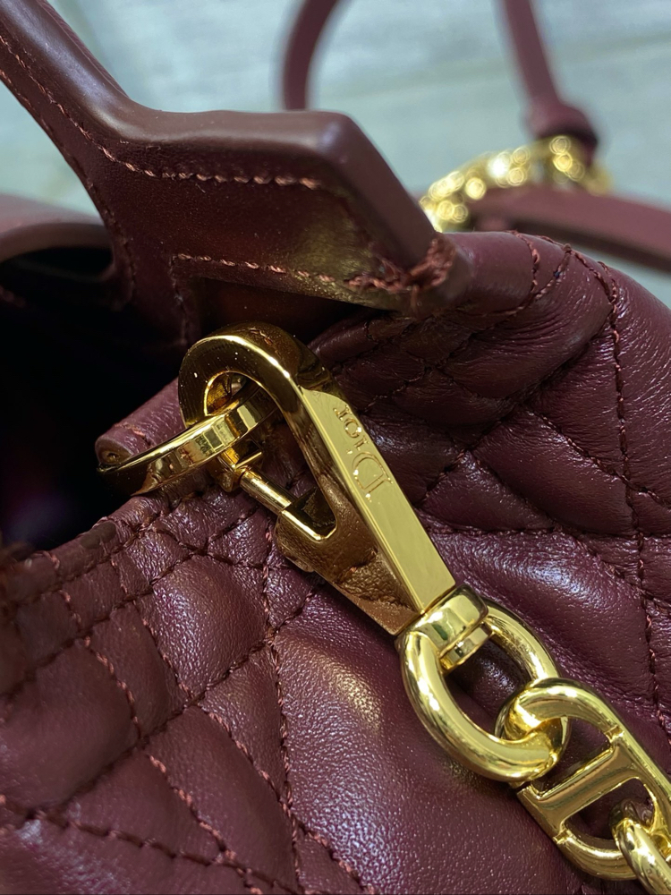 Zarafetin Mührü: Dior Vurgulu Kapitone Mini Çanta