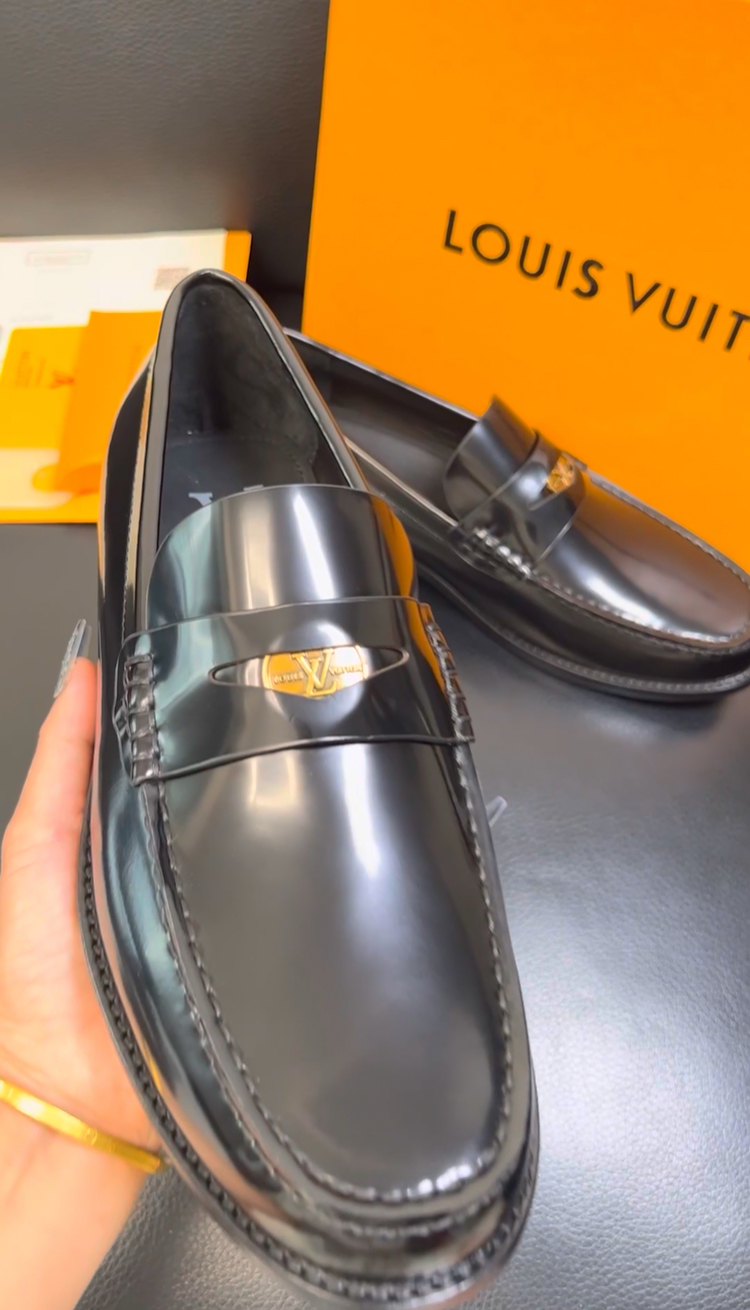 Karizmanın Simgesi: Louis Vuitton Siyah Rugan Loafer
