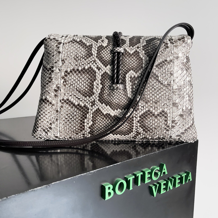 BOTTEGA VENETA Liberta Kadın Çapraz Çanta – Lüks Versiyon