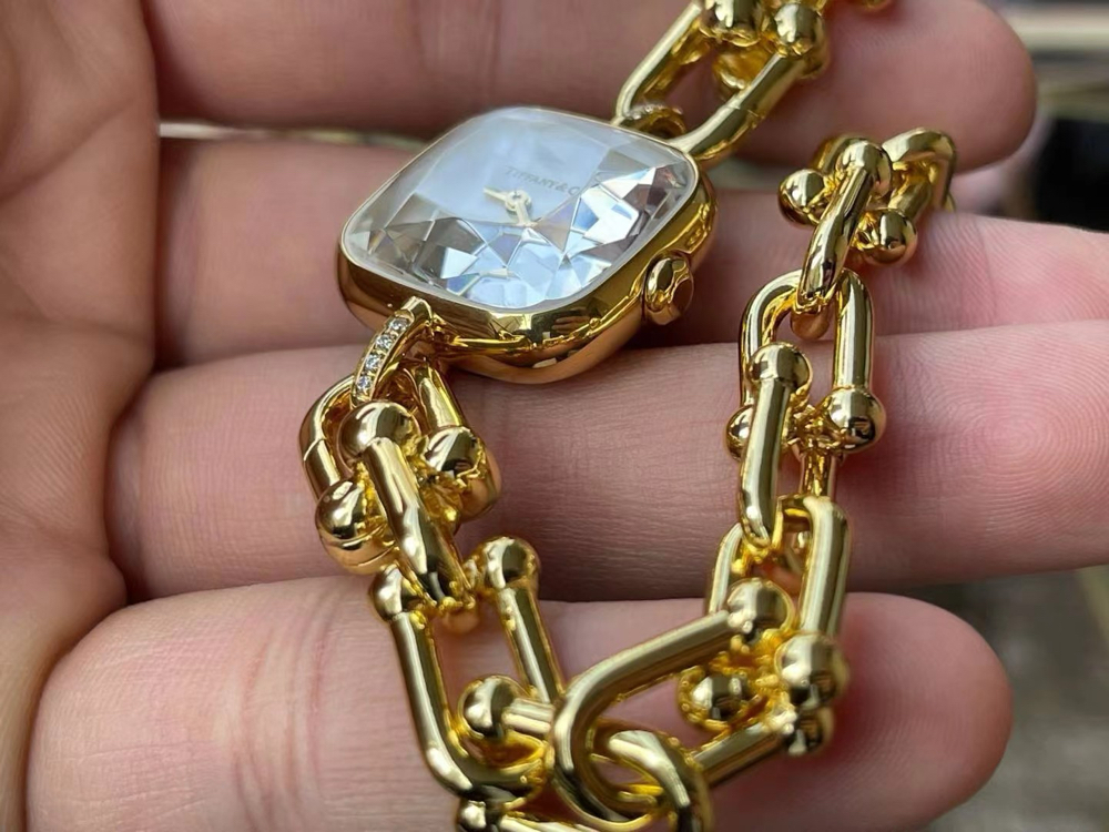Tiffany HardWear koleksiyonuna ait lüks kol saati