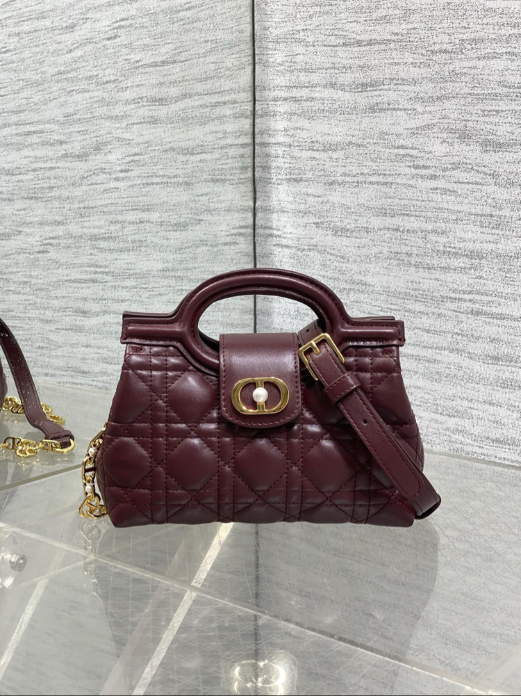 Zarafetin Mührü: Dior Vurgulu Kapitone Mini Çanta
