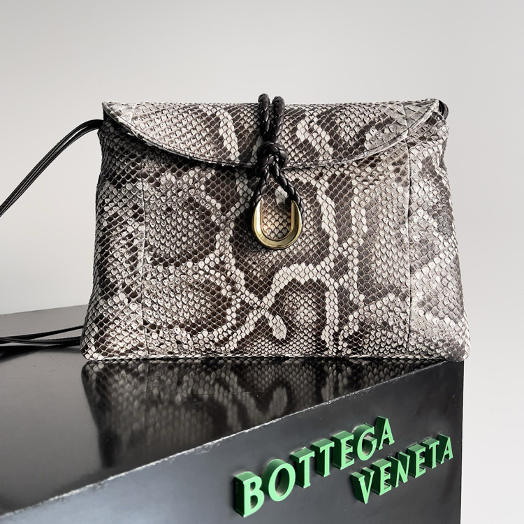 BOTTEGA VENETA Liberta Kadın Çapraz Çanta – Lüks Versiyon