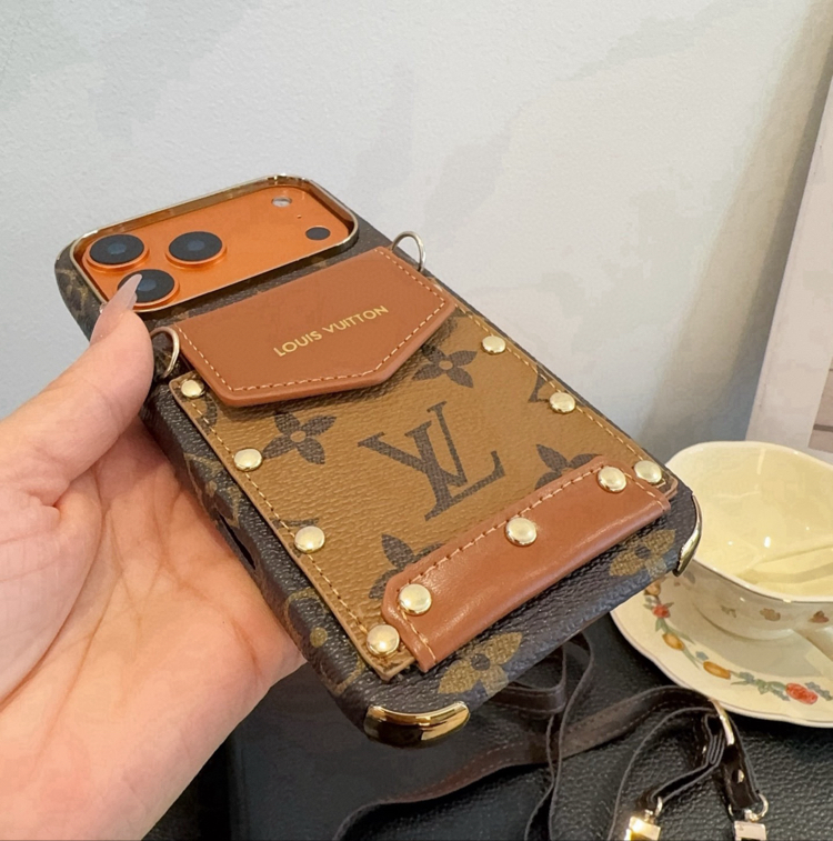 Louis Vuitton kart cepli çapraz askılı bir iPhone telefon kılıfı