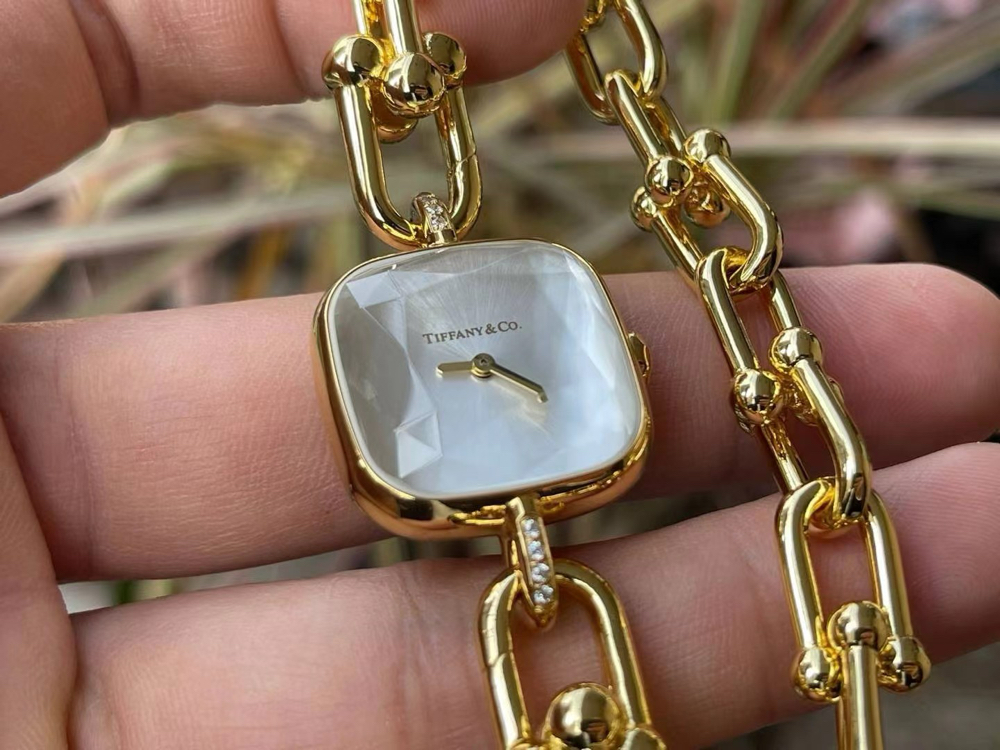 Tiffany HardWear koleksiyonuna ait lüks kol saati