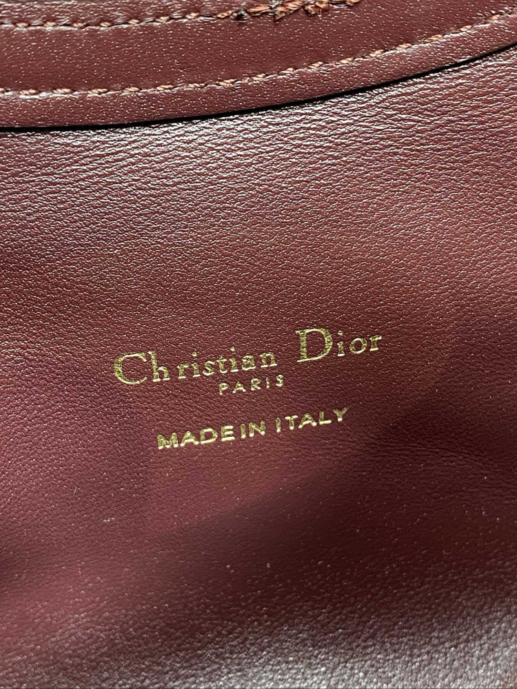 Zarafetin Mührü: Dior Vurgulu Kapitone Mini Çanta