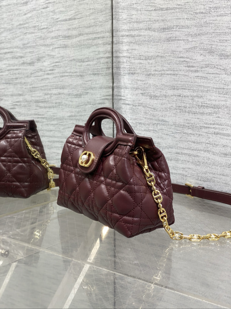 Zarafetin Mührü: Dior Vurgulu Kapitone Mini Çanta