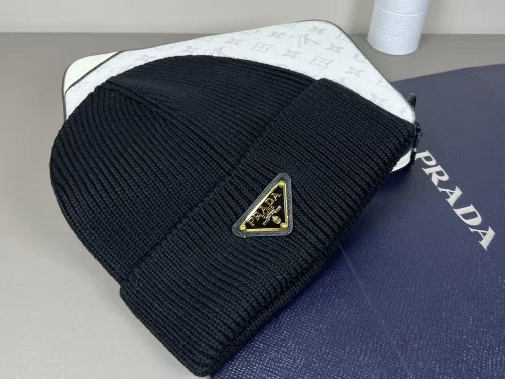 prada siyah logo bere