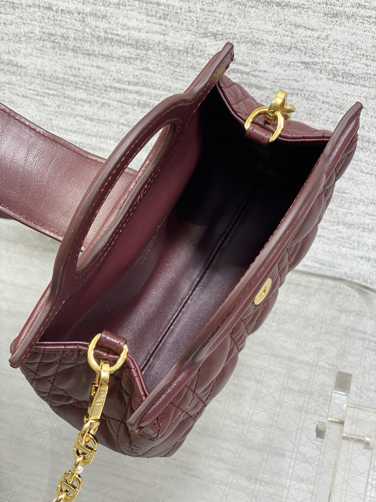 Zarafetin Mührü: Dior Vurgulu Kapitone Mini Çanta